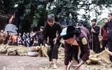 [ẢNH] Đầu xuân xem người đội trâu rơm đi cày, trai giả gái tung trấu gieo mạ...
